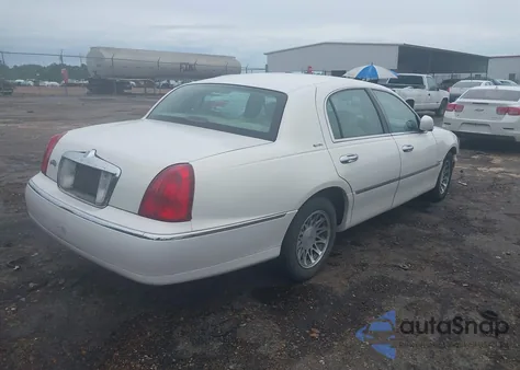 2002 Lincoln Town Car Sig. Prem./Signature from USA, damaged, VIN 1LNHM82W12Y656800